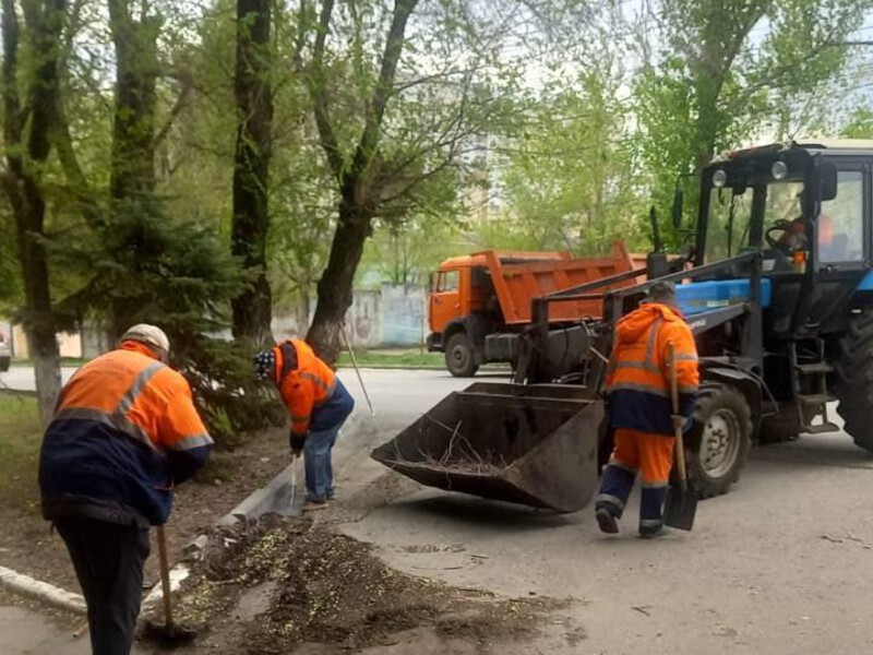 Продолжаются работы по благоустройству территории района.